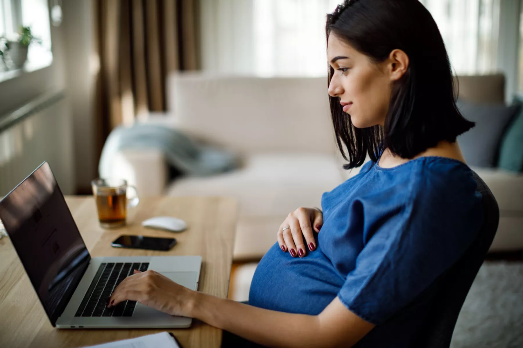 (Fotografía temática de maternidad y trabajo)