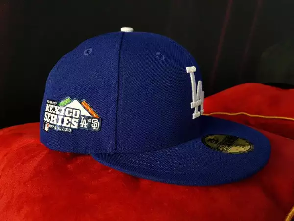 Gorra conmemorativa de la serie de temporada regular en Monterrey.