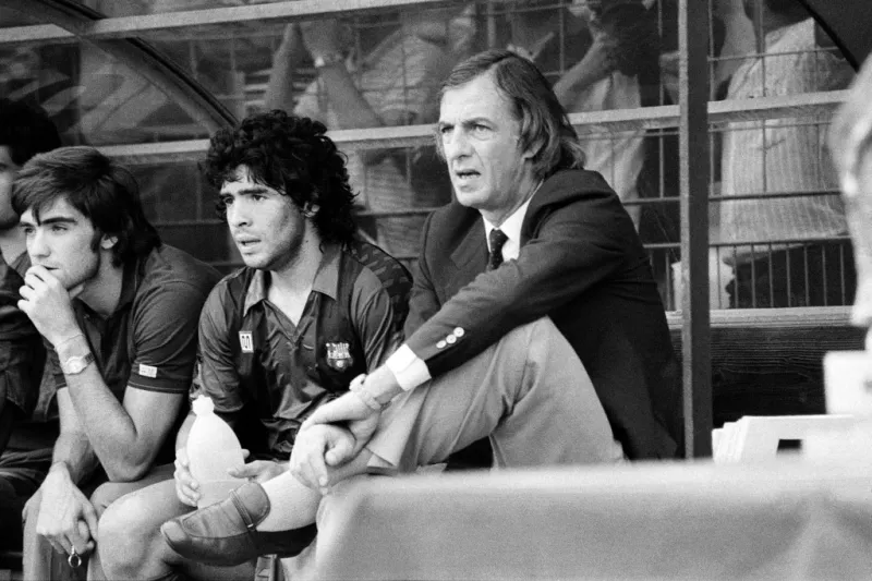 Diego Maradona (C) del FC Barcelona, su entrenador Cesar Luis Menotti (R) y el FC Girondins de Bordeaux Alain Giresse son vistos durante el torneo internacional de fútbol en Burdeos el 28 de agosto de 1983. El ex jugador de fútbol argentino Cesar Menotti, entrenador ganador de la Copa Mundial de Argentina de 1978, murió a los 85 años, anunció la Asociación Argentina de Fútbol el 5 de mayo de 2024.