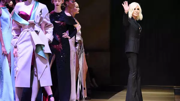 Atelier Versace : Runway - Paris Fashion Week - Haute Couture Fall/Winter 2016-2017