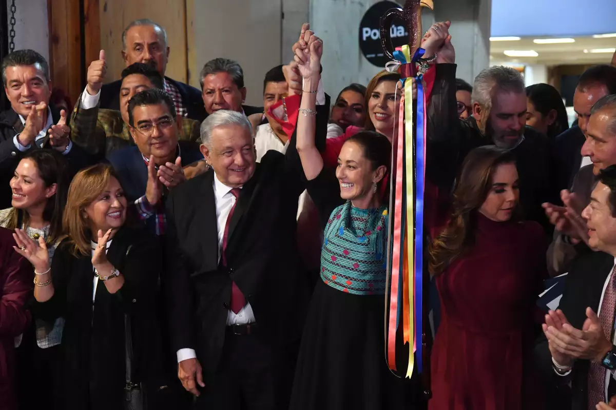 AMLO Entrega Bastón Sheinbaum-5