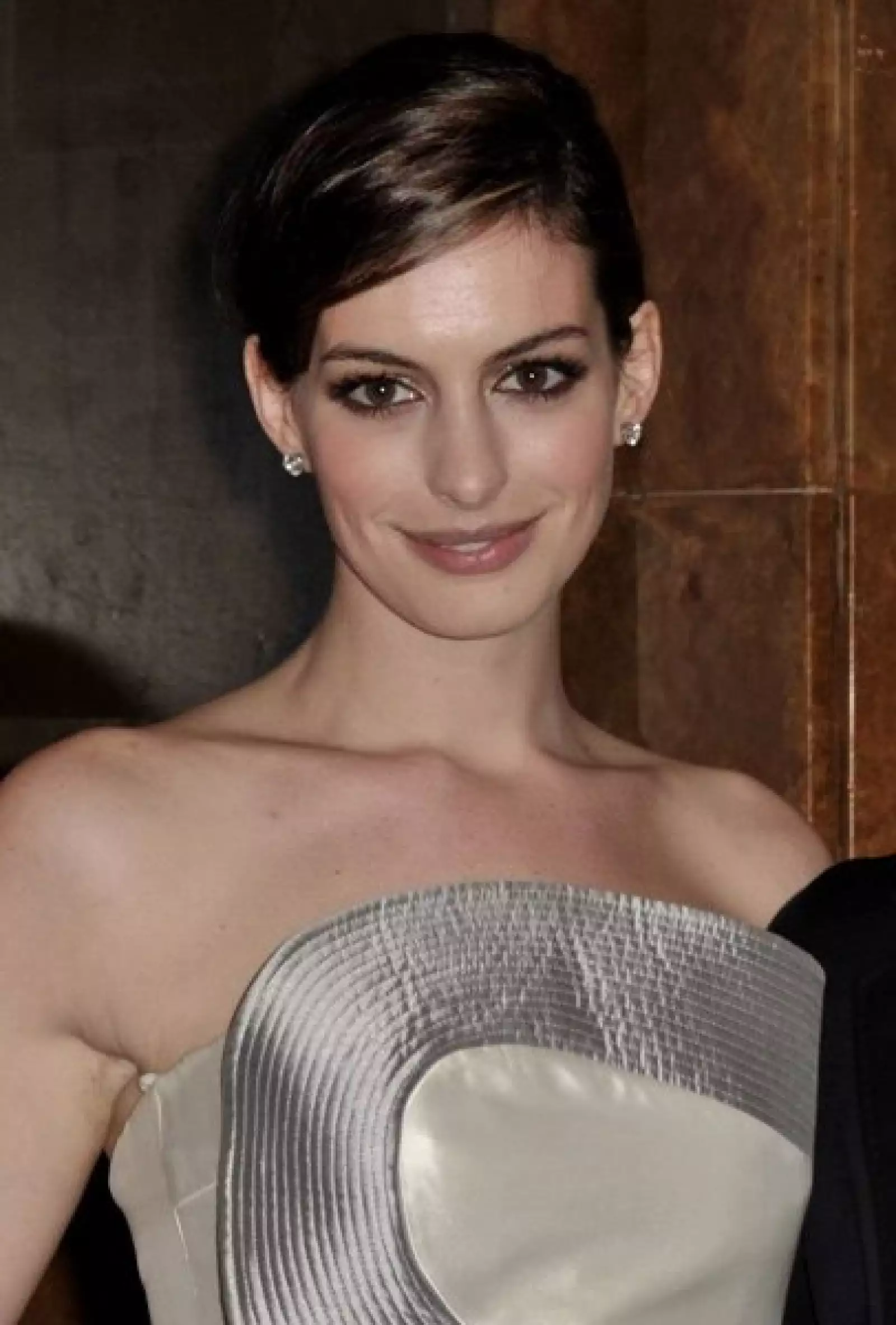 Anne Hathaway en la presentación de la coleccion Armani.