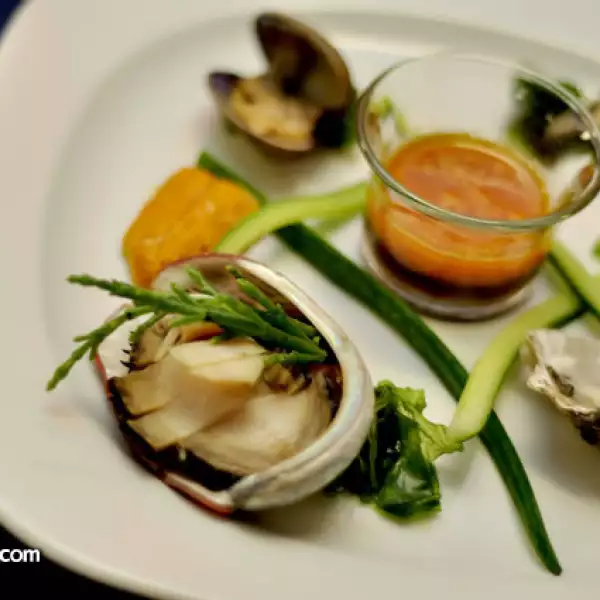 Conchas de cultivo de Ensenada con vinagreta de soya y jengibre
