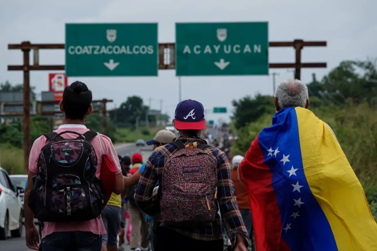 Integrantes de la caravana migrante avanzan con dirección a Acayucan, Veracruz.
