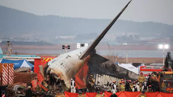 Los trabajadores de rescate participan en una operación de rescate en el lugar donde un avión se estrelló después de salir de la pista en el Aeropuerto Internacional de Muan, en Muan, Corea del Sur, el 29 de diciembre de 2024.