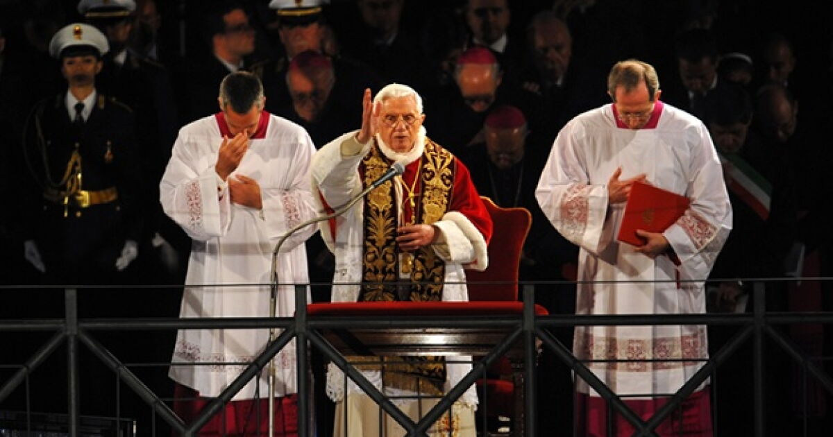 Benedicto XVI: El hombre no es un producto casual de la evolución
