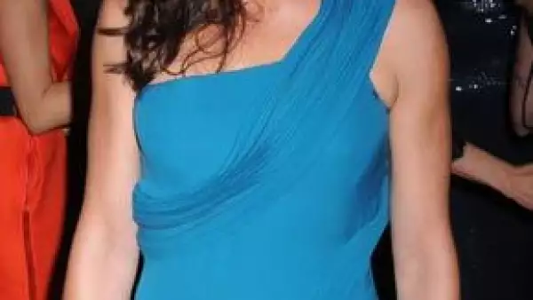 El médico le extirpó un lunar que tenía en el rostro y que comenzó a provocarle intranquilidad, sobre todo por ser imagen de una marca de cosméticos, luego de analizarlo resultó canceroso.