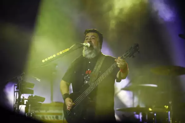 Foto de Micky Huidobro tocando el bajo y cantando en el escenario principal del Vive Latino 2025.