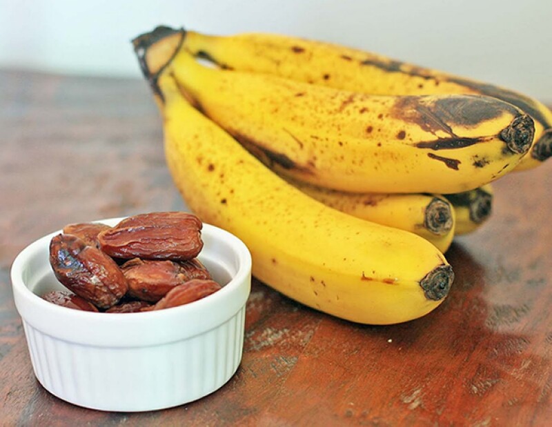 Come plátano y nueces para obtener biotina.