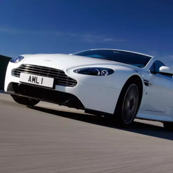 Un cuatro puertas que combina el lujo y la velocidad. Su sistema de frenado y suspensión no tiene igual en cuanto a control y precisión.