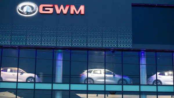 Un logo de GWM en color rojo luce en la fachada de un concesionario de la marca.