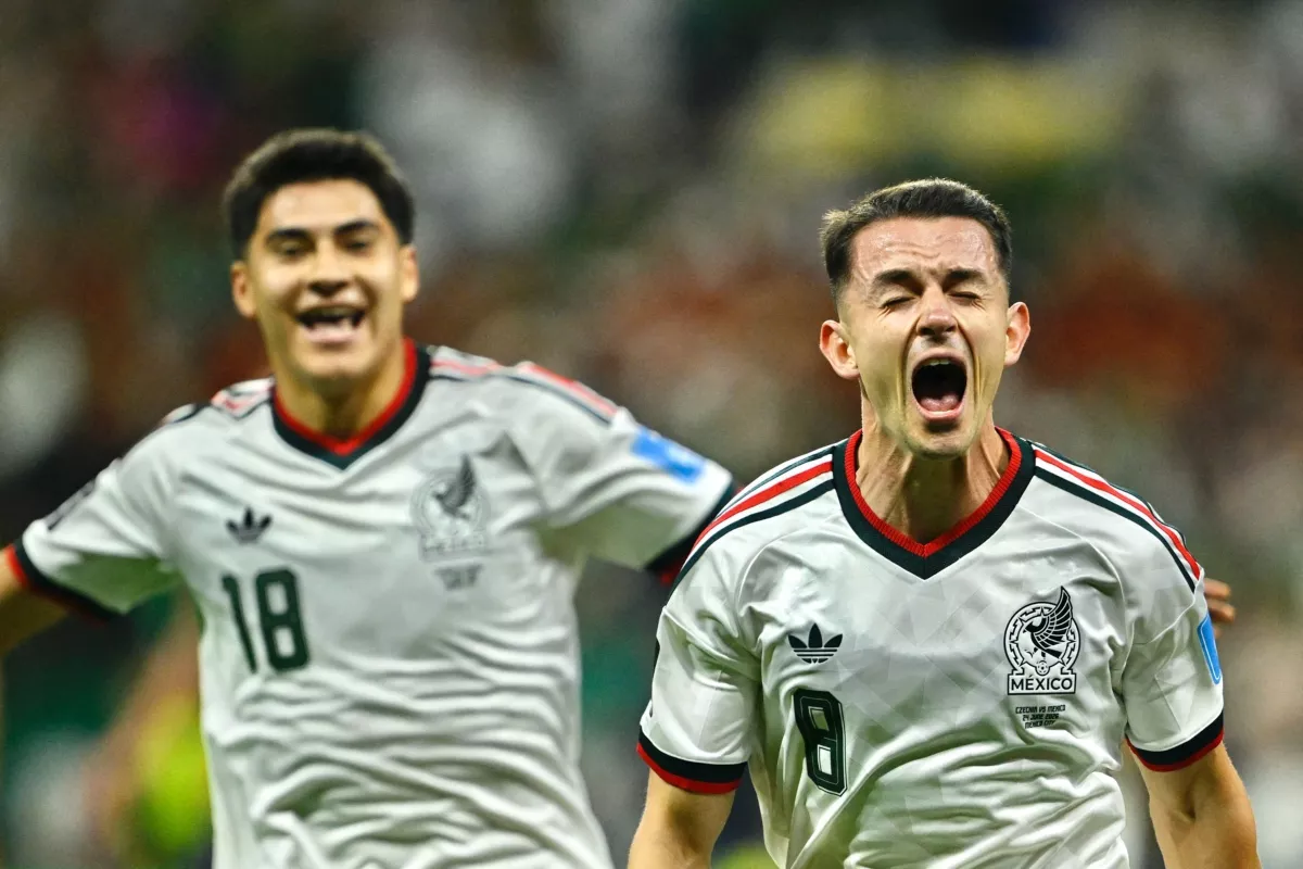 México juega en 16vos de final del Mundial 2026 contra Ecuador en el Estadio Azteca de CDMX. En la imagen, el jugador de la selección mexicana a la izquierda Obed Vargas y Álvaro Fidalgo celebrando un gol. 
