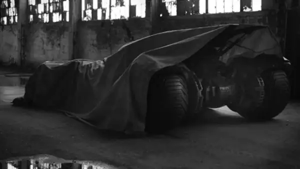 El director Zack Snyder dio a conocer a través de Twitter una foto donde aparece la nueva versión del Caballero de Noche junto a su Batimóvil.