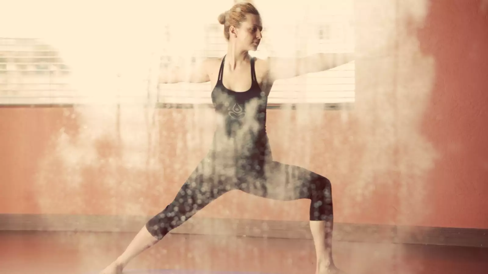 una mujer practica yoga