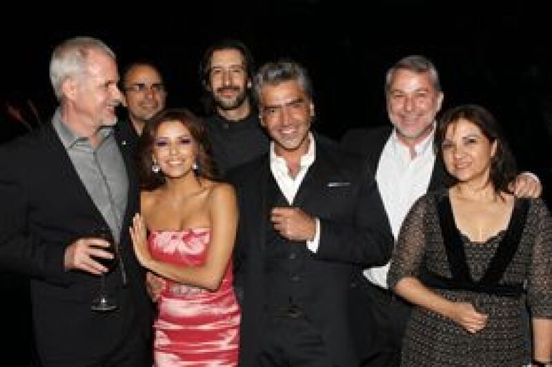 Diversas personalidades del cine y la política asistieron a una cena que el cantante mexicano ofreció para celebrar el cumpleaños de su amiga, quien por vez primera visita Guadalajara.