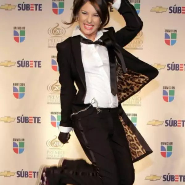 Belinda en España. Durante su concierto se escuchó corear a la gente: Belinda en Sevilla es una Maravilla.