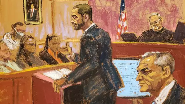 El abogado defensor César de Castro presenta los argumentos finales durante el juicio del exsecretario de Seguridad Pública de México, Genaro García Luna, acusado de aceptar millones de dólares para proteger al poderoso Cartel de Sinaloa, una vez dirigido por el capo de la droga encarcelado Joaquín "El Chapo" Guzmán, en un juzgado en la ciudad de Nueva York, EE. UU., 13 de febrero de 2023 en este boceto de la sala del tribunal.