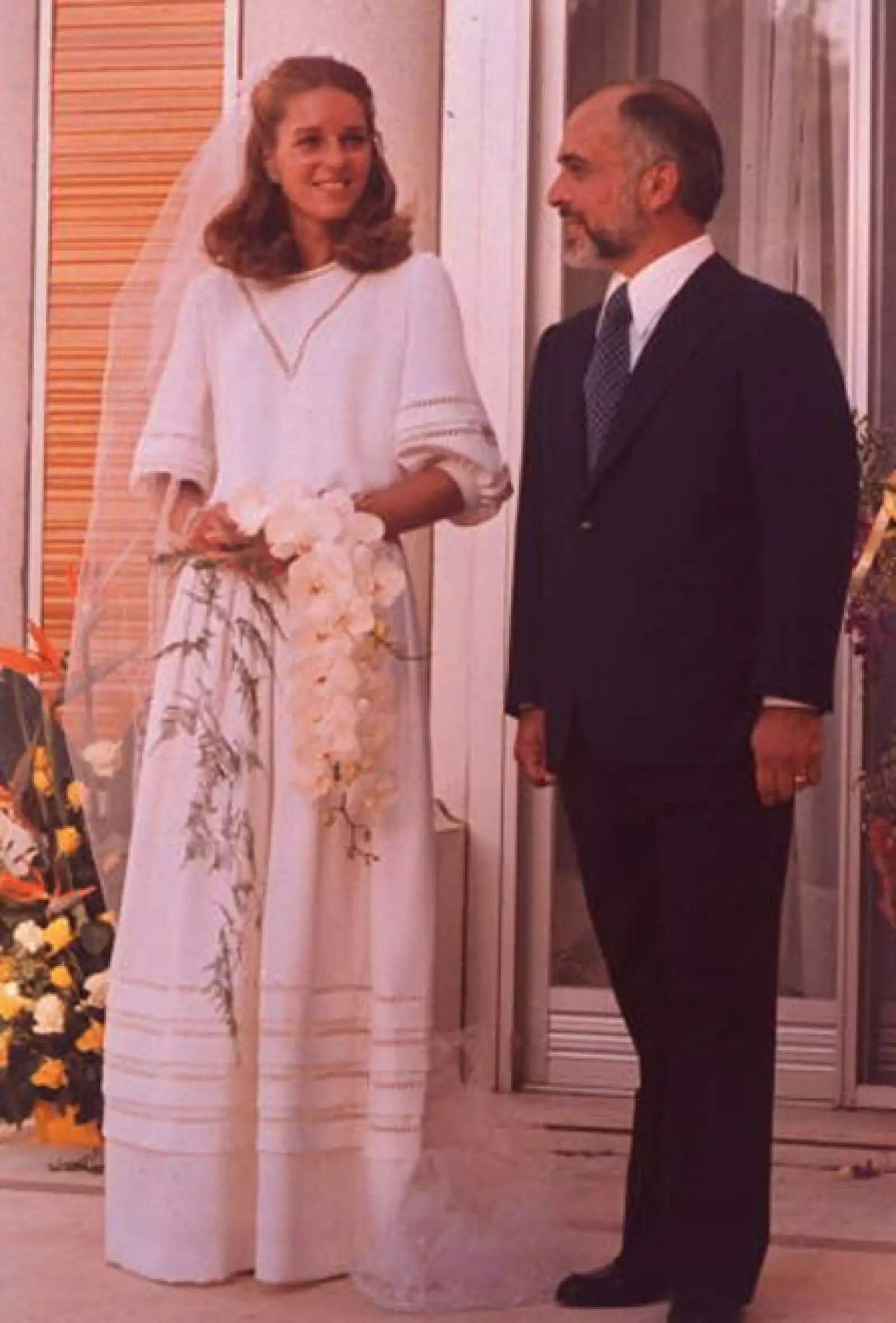 Para seguir con las tradiciones musulmanas la reina Noor apostó por un sencillo vestido de novia fuera de toda ostentocidad. Su boda con el rey Hussein el 15 de junio de 1978.