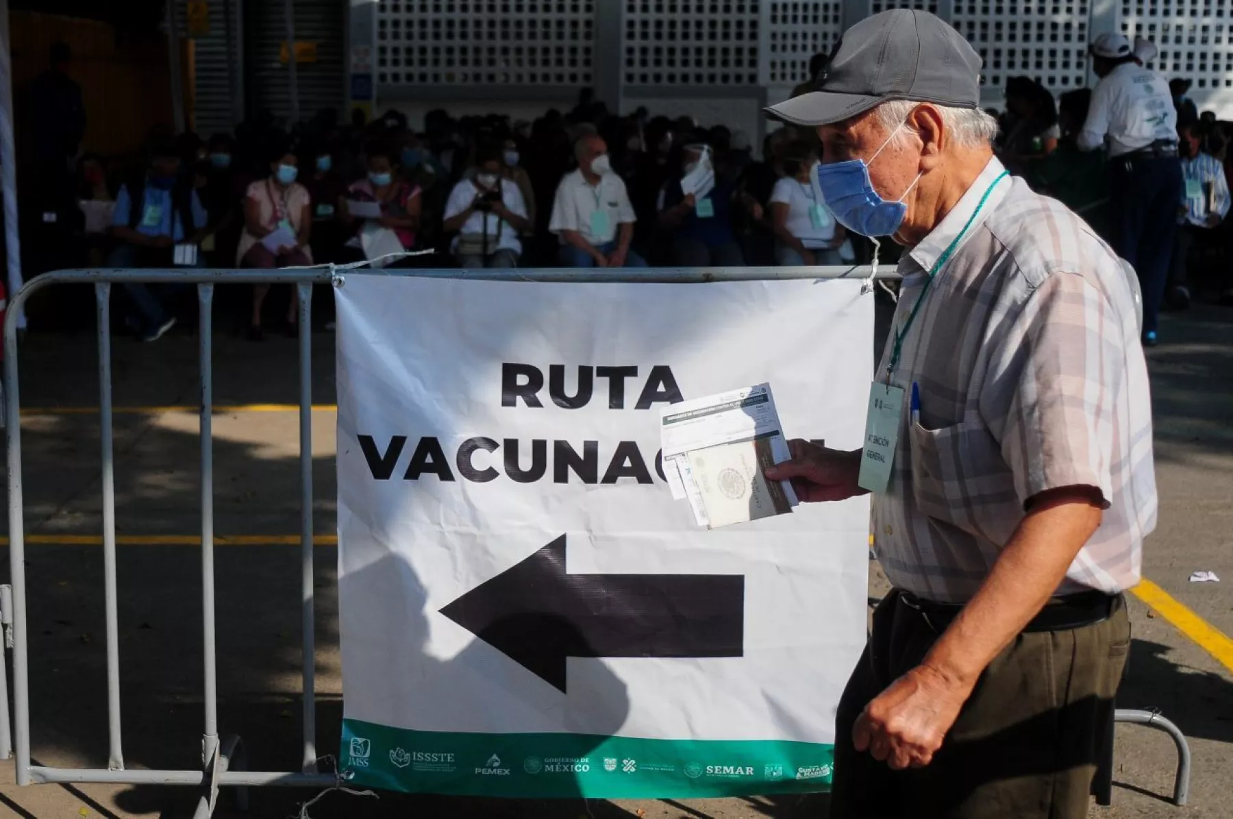 Un adulto mayor asiste a la prepa 9 ara aplicarse la segunda dosis de la vacuna contra el Covid-19.