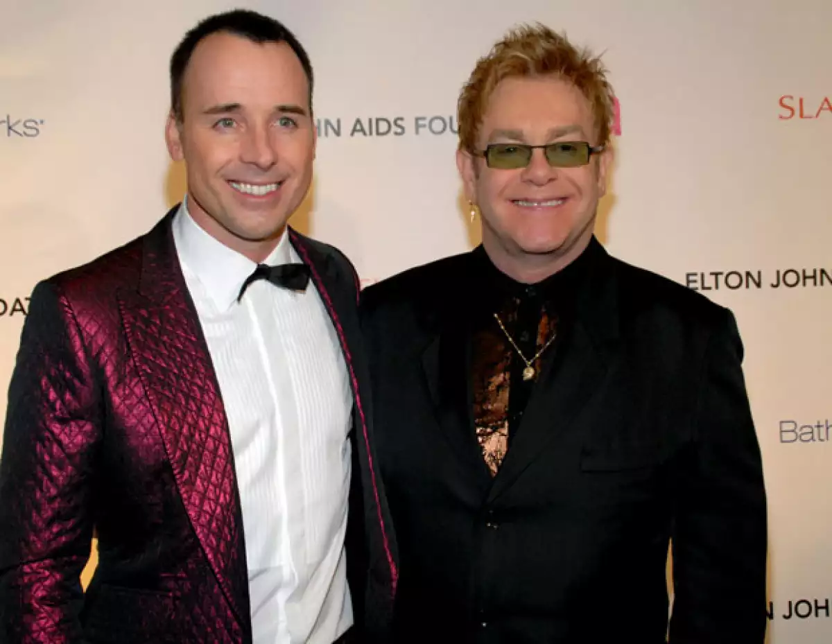 El británico y su compañero David Furnish se convirtieron el 25 de diciembre de 2010 en padres del pequeño Zachary gracias a un vientre de alquiler.