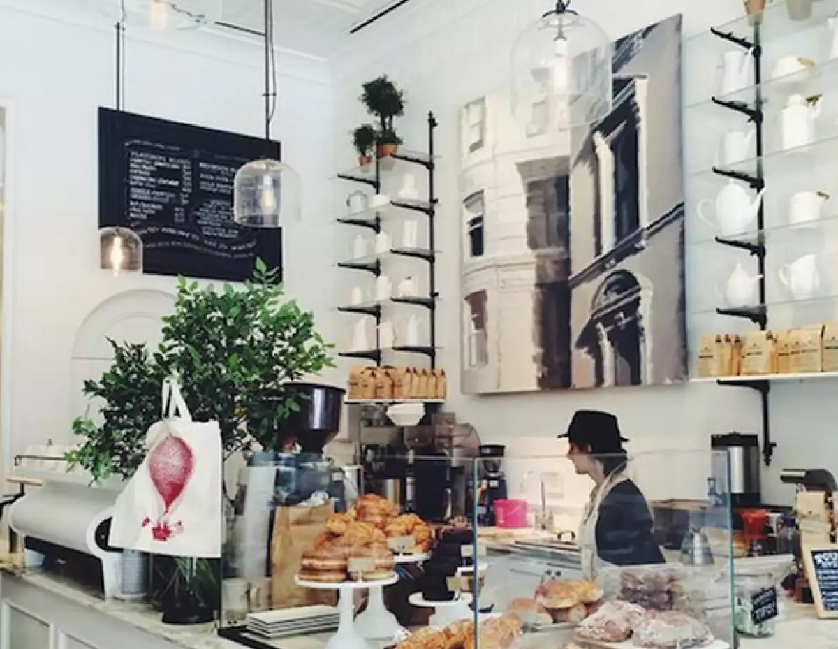 En la tienda de Flatiron de Club Monaco, podrás tomarte un break de compras en Toby´s Estate Coffee.