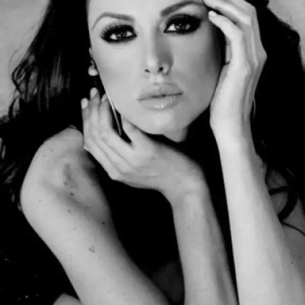 Es una talentosa actriz mexicana que empezó su carrera con el pie derecho en la telenovela Secretos del Alma, en la que interpertó a Elena.