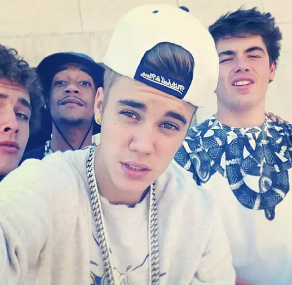 Justin Bieber y sus amigos tienen fama de hacer fiestas escandalosas que molestan a sus vecinos.