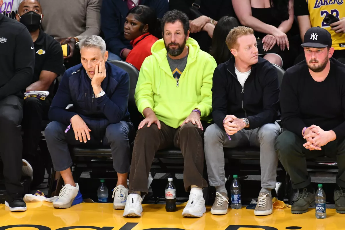 Adam Sandler en la Crypto.com Arena.