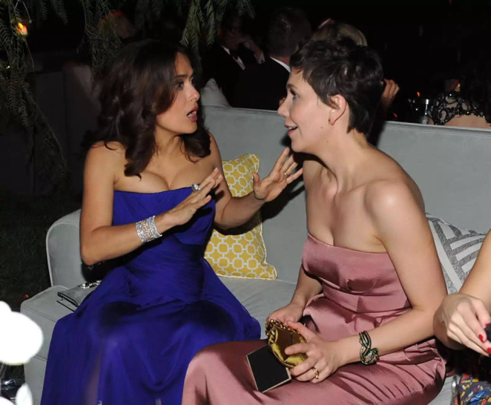 Salma Hayek y Maggie Gyllenhaal se la pasaron platicando toda la fiesta.