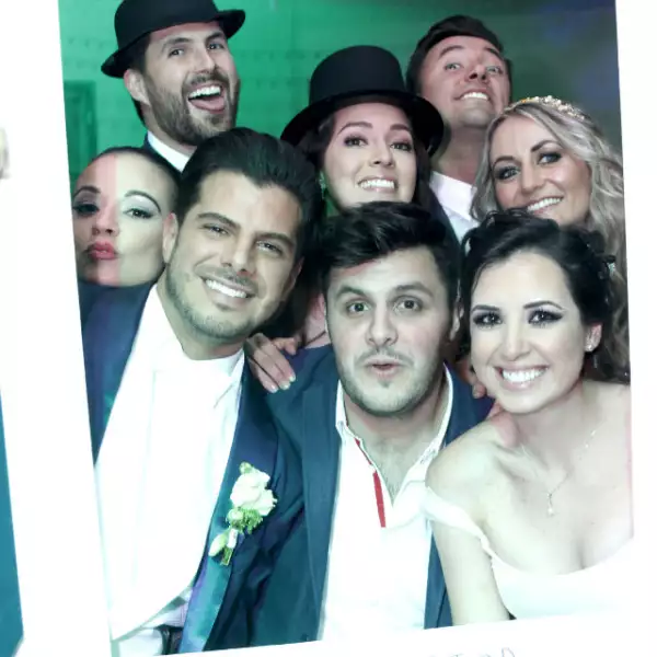 Los invitados y los novios posaron para las divertidas fotos.
