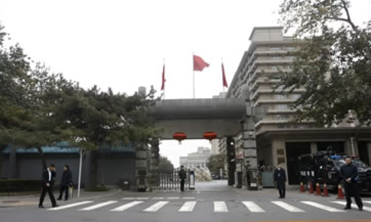 Personal de seguridad vigila la entrada del hotel Jingxi hotel, sede del tercer pleno del Comité Central del Partido Comunista. (Foto: Reuters)