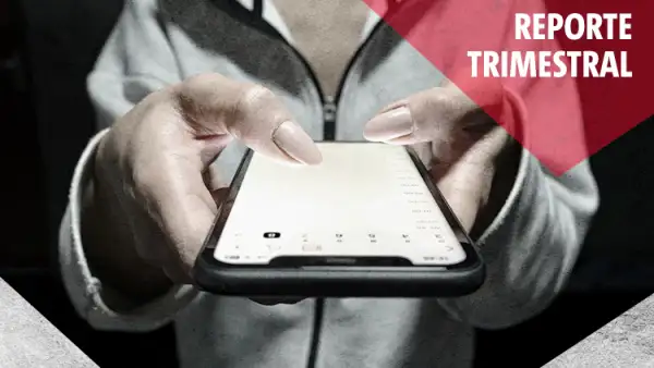 Una persona sosteniendo con las manos un teléfono celular para escribir un mensaje.