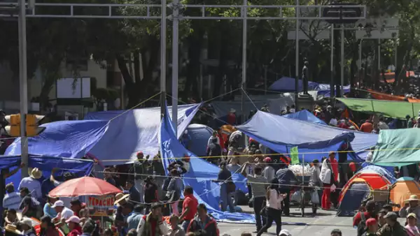 Los manifestantes presionan para que avance un diálogo entre dirigentes de la CNTE y autoridades de Gobernación.