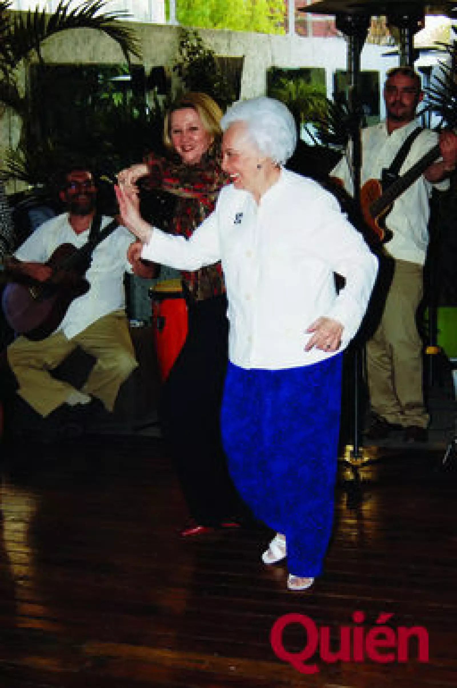 Victoria Flores, Gabriela Hassey