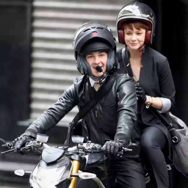 Carey Mulligan y Shia Laboeuf. Ella es una joven actriz británica de carrera corta y trabajan juntos en Wall Street 2: Money Never Sleeps. Parece que el amor surgió en el set y ahora se les ve juntos por todas partes.