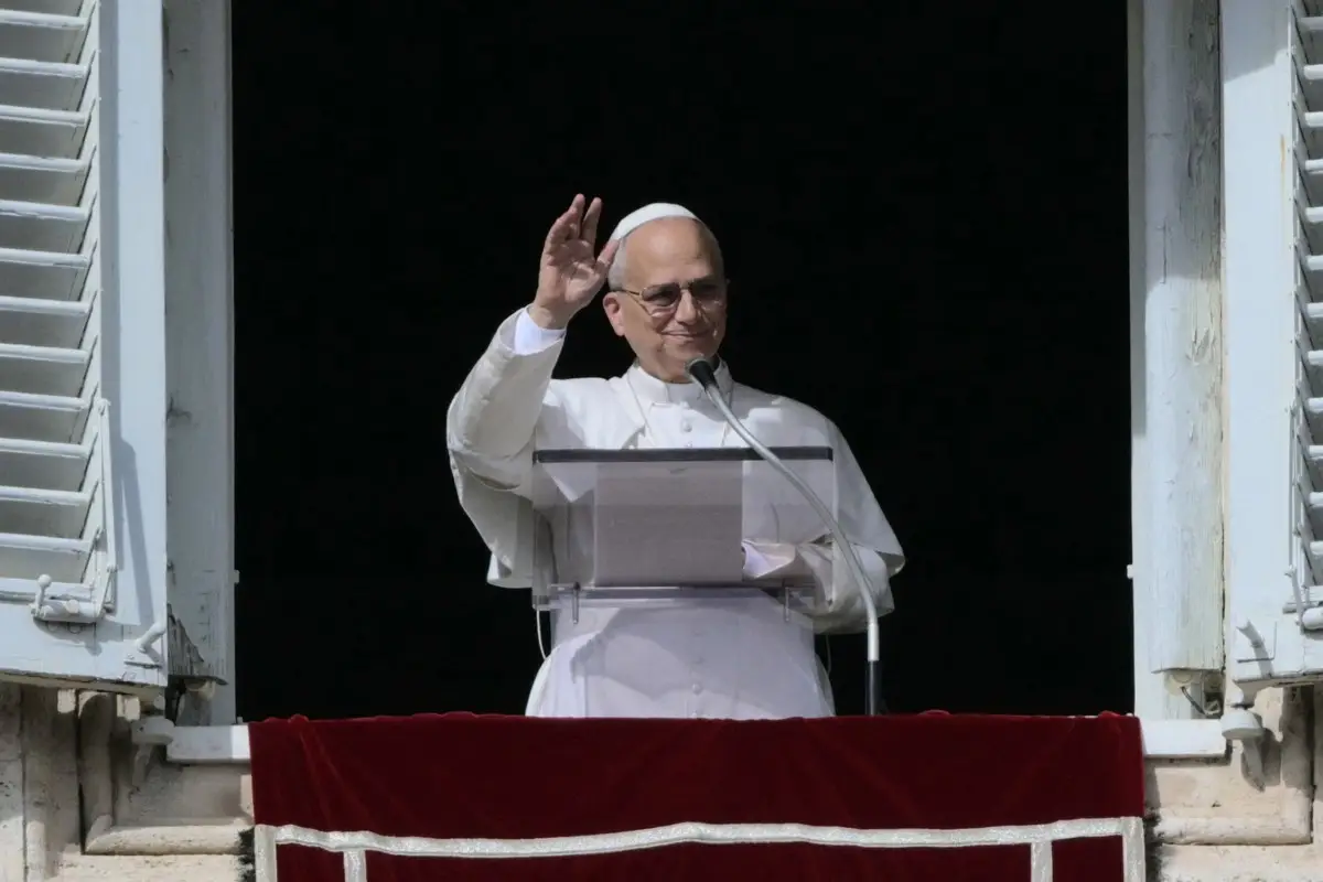 El Papa León XIV saluda desde la ventana del palacio apostólico con vistas a St. La plaza de San Pedro durante la oración de Ángelus en el Vaticano el 26 de octubre de 2025.