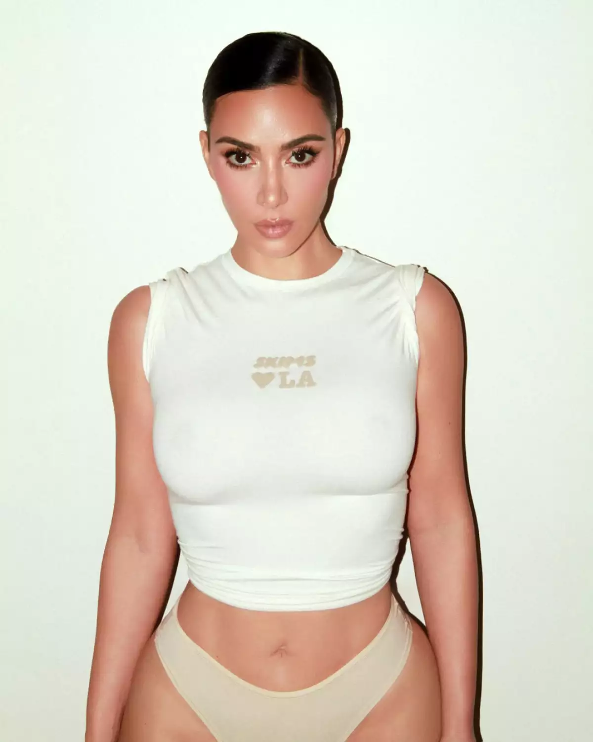 Kim-Kardashian-modelando-para-Skims.jpg