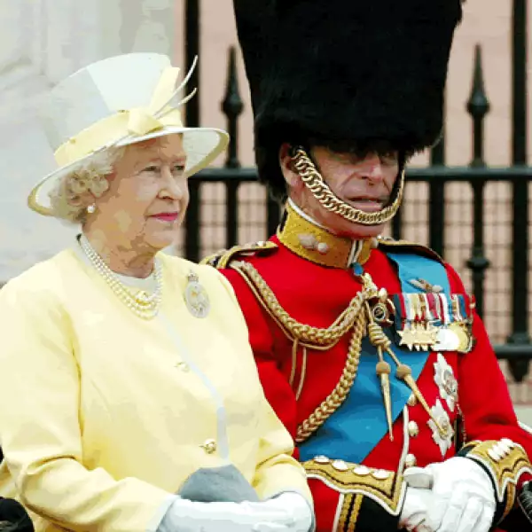 Su papel político abarca grandes áreas, tiene funciones constitucionales significativas y actúa como foco de la unidad nacional de los británicos y como representante de su nación ante el mundo.