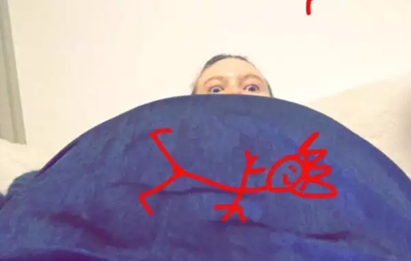 La esposa de Adam Levine comparte con humor su embarazo a través de redes sociales.