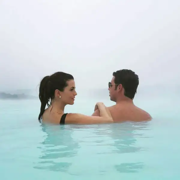 Claudia con su hermano Alfonso, en Blue Lagoon.