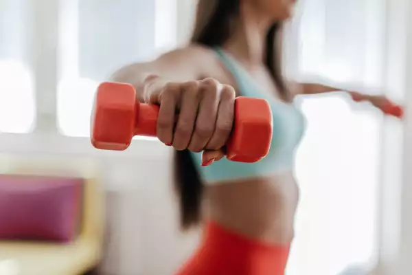 Mujer haciendo ejercicio de brazo