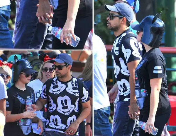 La pareja sorprendió al lucir anillos que podrían indicar que están comprometidos.