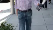 Un tanto pensativo. Muy casual, como es su estilo, Larry King fue sorprendido caminando en Beverly Hills, California.