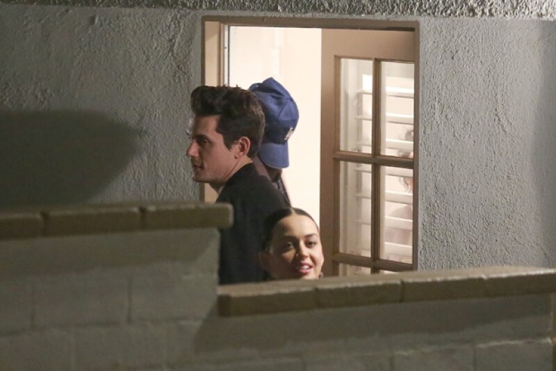 Un paparazzi sorprendió a los cantantes volviendo de una cita en Beverly Hills.