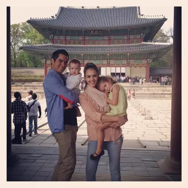 Jessica Alba hizo sus maletas y viajó con toda su familia directamente hasta Tokio, incluyendo a su esposo Cash Warren y a sus hijas Honor Marie y Haven.