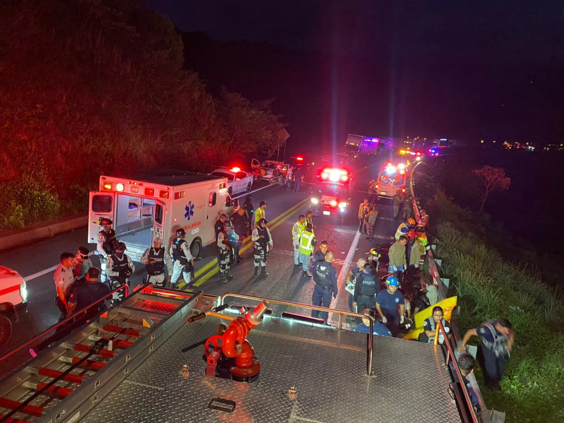 Autobús cae a barranco en Tepic, Nayarit