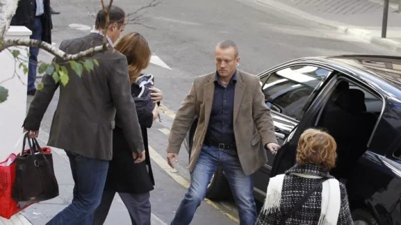 carla bruni deja el hosiptal con su hija en brazos