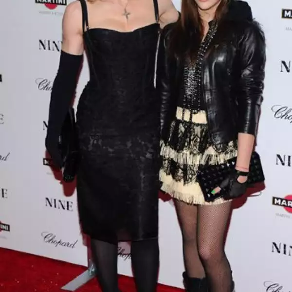 Nadie puede negar el parecido físico de Madonna con su hija Lourdes, aunque en esta ocasión, la adolescente optara por un look rockero.