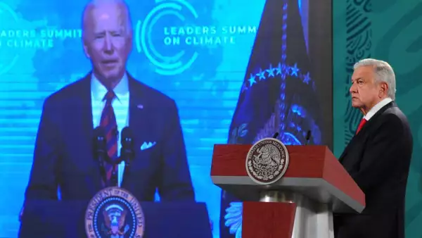 Andrés Manuel López Obrador, presidente de México, escucha el mensaje de Joe Biden, presidente de Estados Unidos, durante la Cumbre del Cambio Climático en abril pasado