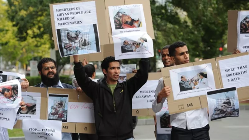hombres protestan en libia